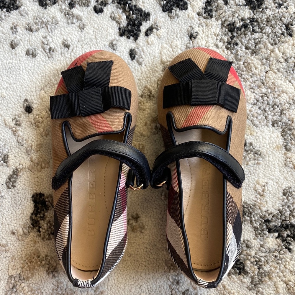 Burberry Girl slipper size 23